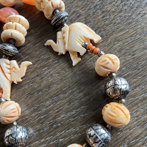 Hand Crafted authentic carved bone beads necklace with agathe & elephant - Picture 6 of 13
